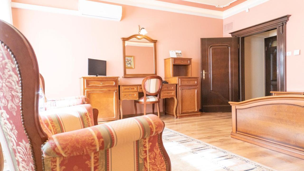 Hotel "Dworek Lesniczowka" Wodzisław Śląski 외부 사진
